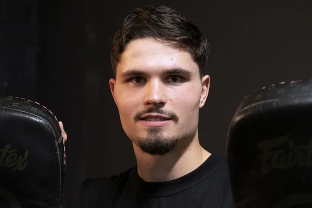 Portrait of Casper Boekee holding Thai pads