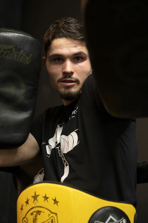 Casper Boekee looking through raised Thai pads